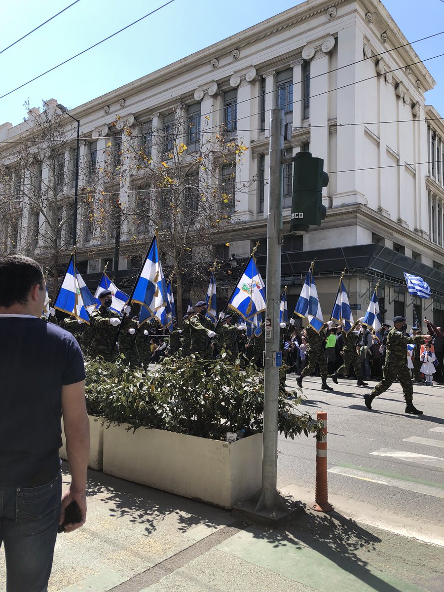 dotyunho's tweet photo. Tänään vietetään toista Kreikan kahdesta kansallispäivästä. Sen kunniaksi kaupungilla järjestettiin sotilasparaati. Kansallispäivän perinteisiin kuuluu myös frieeratun turskan ja skordalian syöminen. 
#Kreikka #Ateena #harjoittelu #edufi_youth https://t.co/XgfOBTHXzl