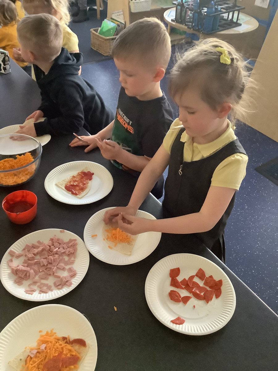 MuganRBL's tweet photo. This week we have been reading, ‘Hoot owl, master of disguise’. We made our own pizzas and enjoyed looking at how much the chicks have grown. We also loved time outside in the sunshine. #RBL #EYFS https://t.co/M5mJ8bYKOr