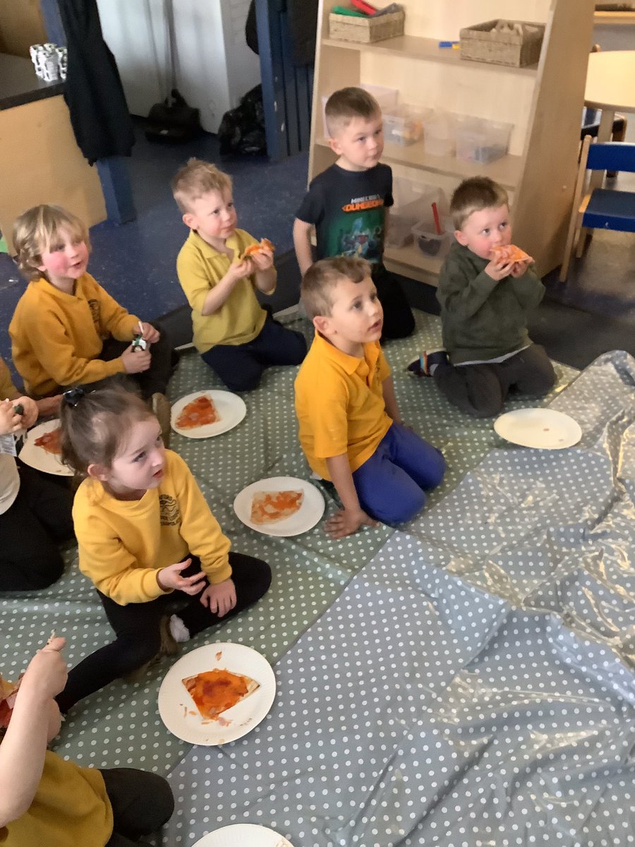 This week we have been reading, ‘Hoot owl, master of disguise’. We made our own pizzas and enjoyed looking at how much the chicks have grown. We also loved time outside in the sunshine. #RBL #EYFS