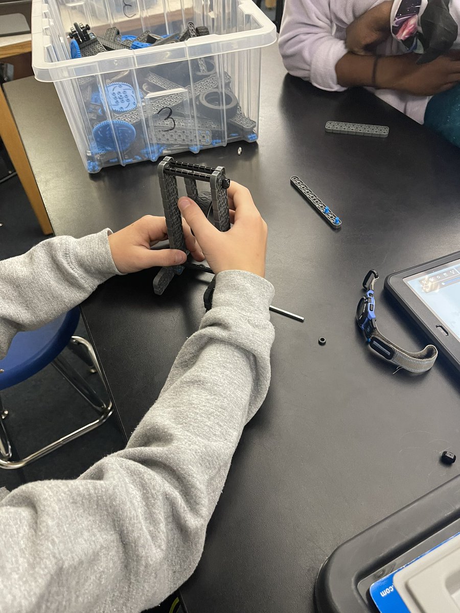 hayscisdSTEM's tweet photo. Great visit to @EGE_LEADERS STEM lab. Ms. English is fantastic and had her students doing all the things in #STEM using triple beam balances, the VEX kits. She is truly amazing! Thank you for being a #steamqueen https://t.co/kk3st4HqQZ