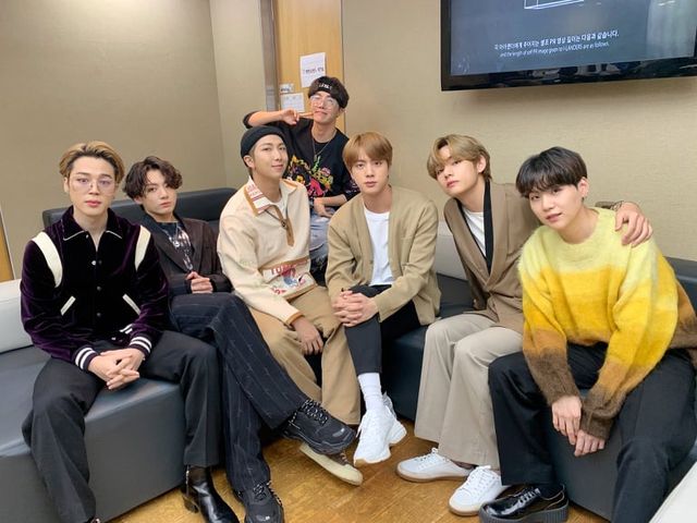 WORLDMUSICAWARD's tweet photo. #SnoopDogg on his rumoured collab with #BTS:It’s official like a referee with a whistle. I love that entertainment world. It’s good music, it’s a vibe. I make good music. They make good music. And we end up doing this. This is what its always about, bringing our worlds together🔥 https://t.co/OmIahKbSmv