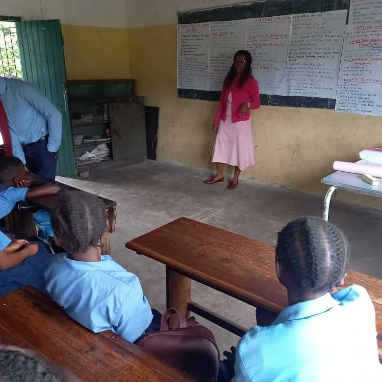 QueenMwangala's tweet photo. Teaching #climatecrisis to pupils. There is need to educate our next generation of leaders on the importance #environmentalsustainability.To use natural resources wisely and most important to transition to renewable energies that are less damaging to the planet https://t.co/fh7zo1NNwp