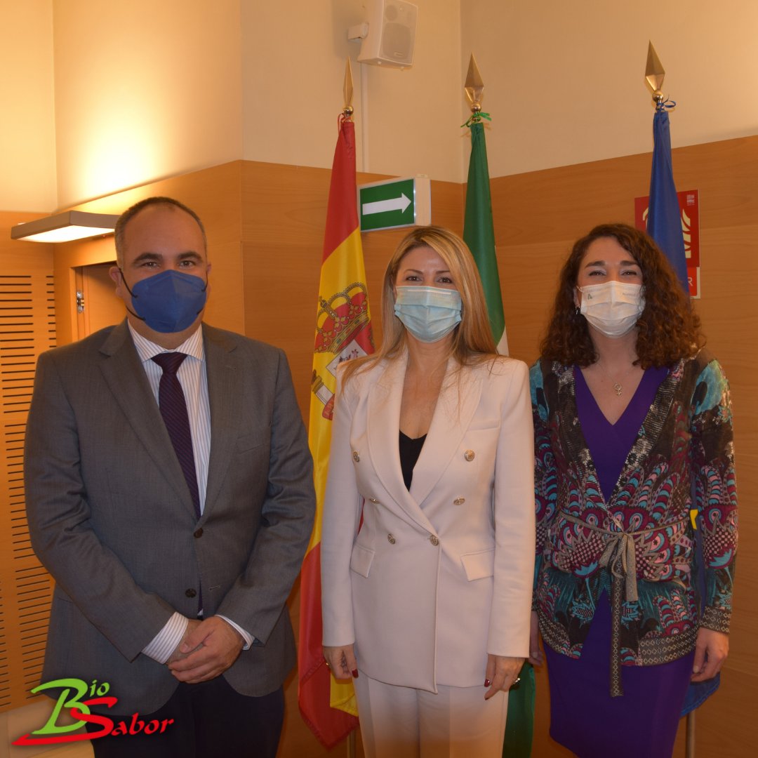 biosabor_agro's tweet photo. Nuestra Directora María Dolores Morales participa en las Jornadas sobre #Liderazgo #Femenino e Igualdad organizadas por el @IAMJunta; en la mesa redonda Mujeres Líderes.
#Biosabor tiene suerte de tener mujeres de este calibre que la hacen un referente en nuestro sector agrícola. https://t.co/CslwUHoOtY