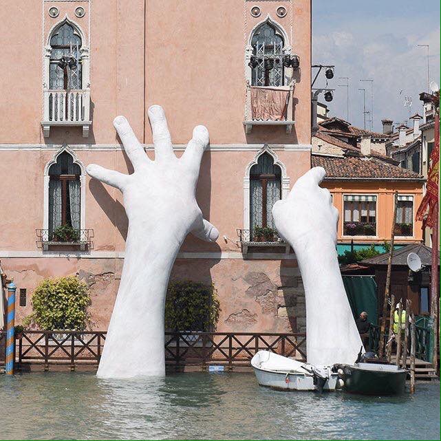 _CerezaGirl's tweet image. &quot;Support&quot; a sculpture by lorenzo quinn. Venecia.