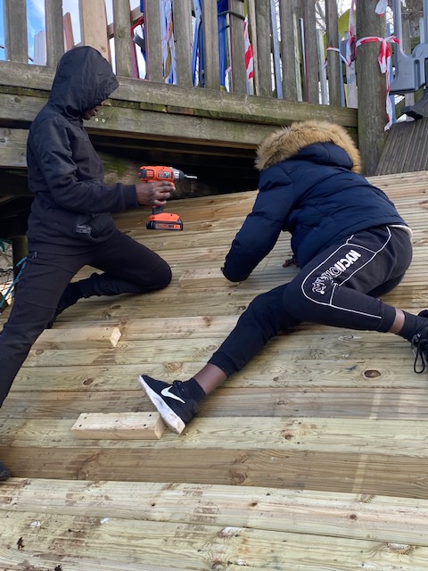 ☀️ It's the perfect weather for a spot of DIY at Hackney Marsh Adventure Playground... 

Young people have been helping with repairs, woodwork and DIY at the playground, and having loads of fun while doing it! 🛠