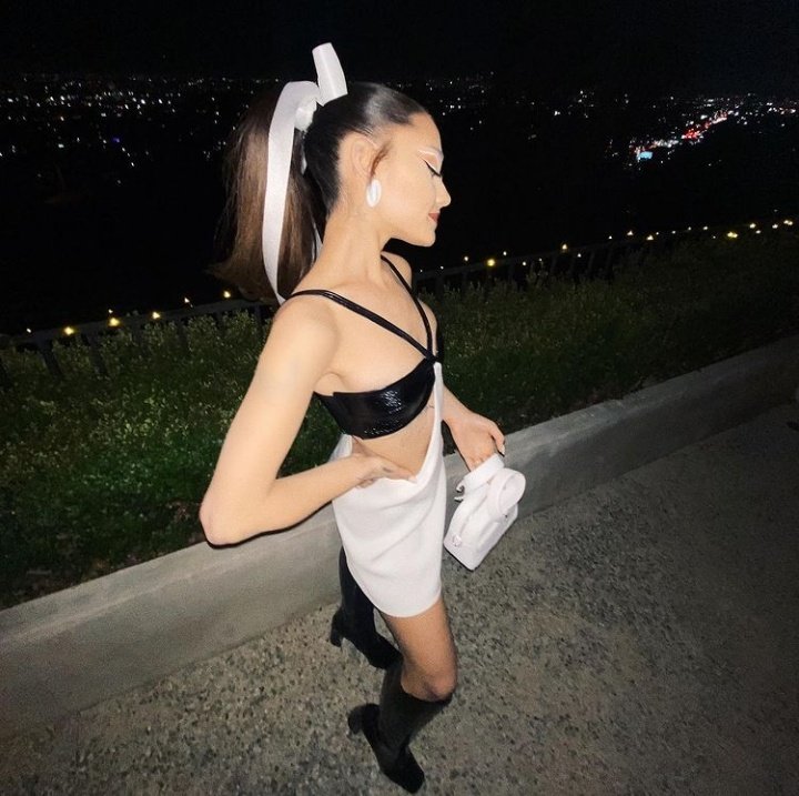 ArianaBaePosts's tweet photo. Ariana vía Instagram recientemente https://t.co/JxXgPI3ZRh
