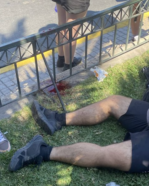 2epinforma's tweet photo. 🛑 AHORA | Comerciantes de Estación Central agreden con palos y camotes a un menor de edad, resultó con lesiones en mandíbula y pómulo en contexto de marcha convocada por CONFECH.

Vía: alerta_newen https://t.co/hjWz3LlHSz