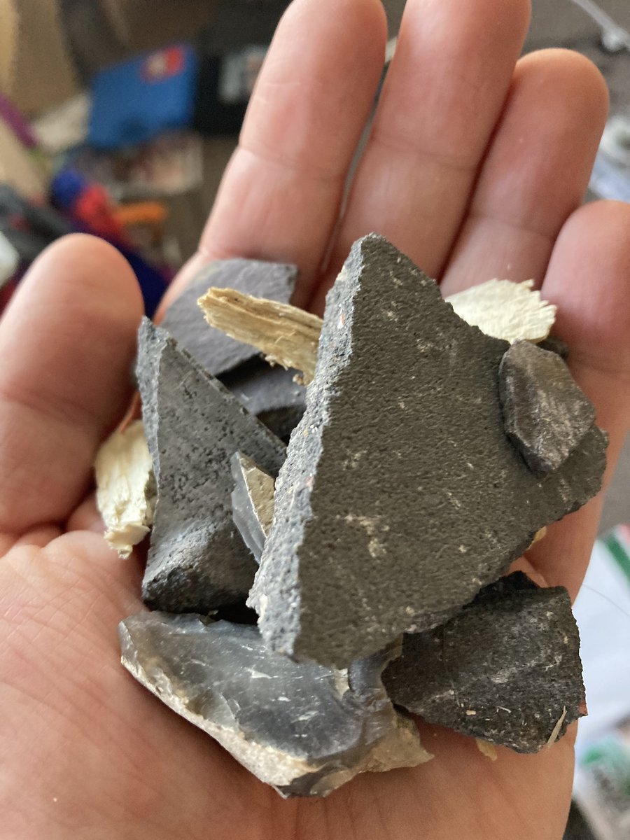 jerijerod14's tweet photo. Seemlessly picked up an old Games workshop habit on my way home - pocket rocks for basing 🤣

#ThisIsWhyIAmSingle https://t.co/QApqpyxLFV