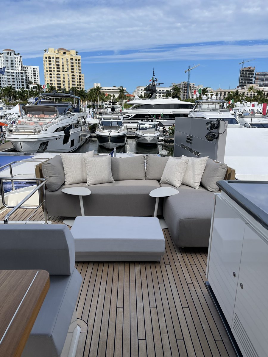 ExecutiveYacht's tweet photo. Day 2 at the 40th Annual Palm Beach International Boat Show.
#pbibs #boatshow #palmbeach #luxury #yacht #ferrettigroup #florida #FridayMotivation #USA #canada https://t.co/6mclSDTiD3