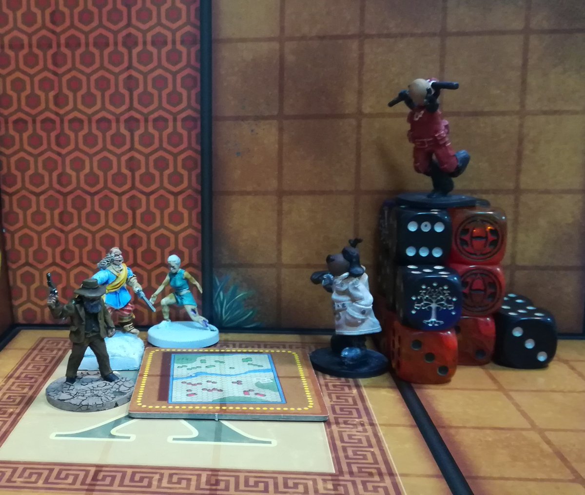 Els dolents de les nostres partides ja estan a punt per la #primaveracultural22 . Sota el ferri lideratge d'en Killer Dog no pot sortir res malament... o si? us esperem aquest dissabte a les 22! 
La primera partida serà de Fanhunter, de <a href="/DevirCat/">Devir Cat</a> . <a href="/Ajmoradebre/">Móra d'Ebre</a> <a href="/fanhunterworld/">Fanhunter</a>