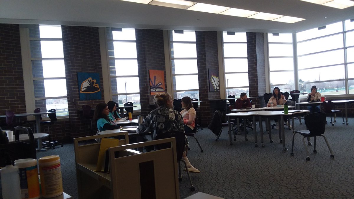 HCMSreads's tweet photo. Teachers DEAR reading! Who does it better?? 😂 #sipday #allin157c #157cmarches #kidsvsteachers @fsd157c @HCMSTigers157c https://t.co/1D8GwjiTrU