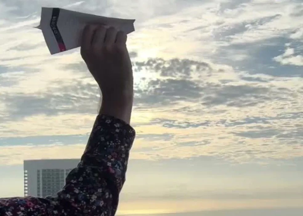 terrinakamura's tweet photo. Just for fun — Someone Threw A Paper Airplane Off Their Penthouse Apartment And Its Flight Path Will Put You On The Edge Of Your Seat - Digg https://t.co/YHpwK9hdBd #paperart #airplane #flighpath #video https://t.co/ocQIW697oL