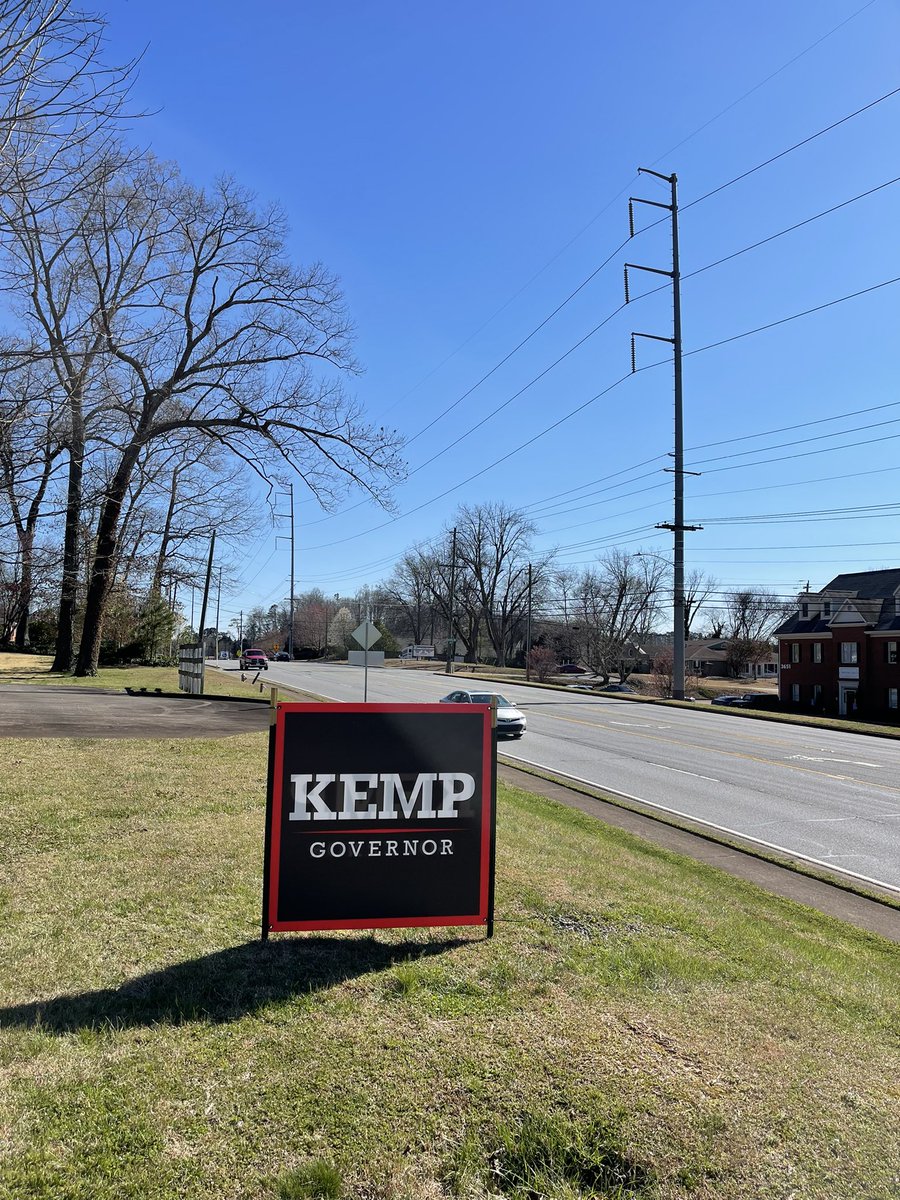 LaurennnnP's tweet photo. What a beautiful day to put up signs across NWGA! Hard working Georgians know who’s got their back! #KeepChoppin 🪓🪓 https://t.co/ckL8dUEm2c