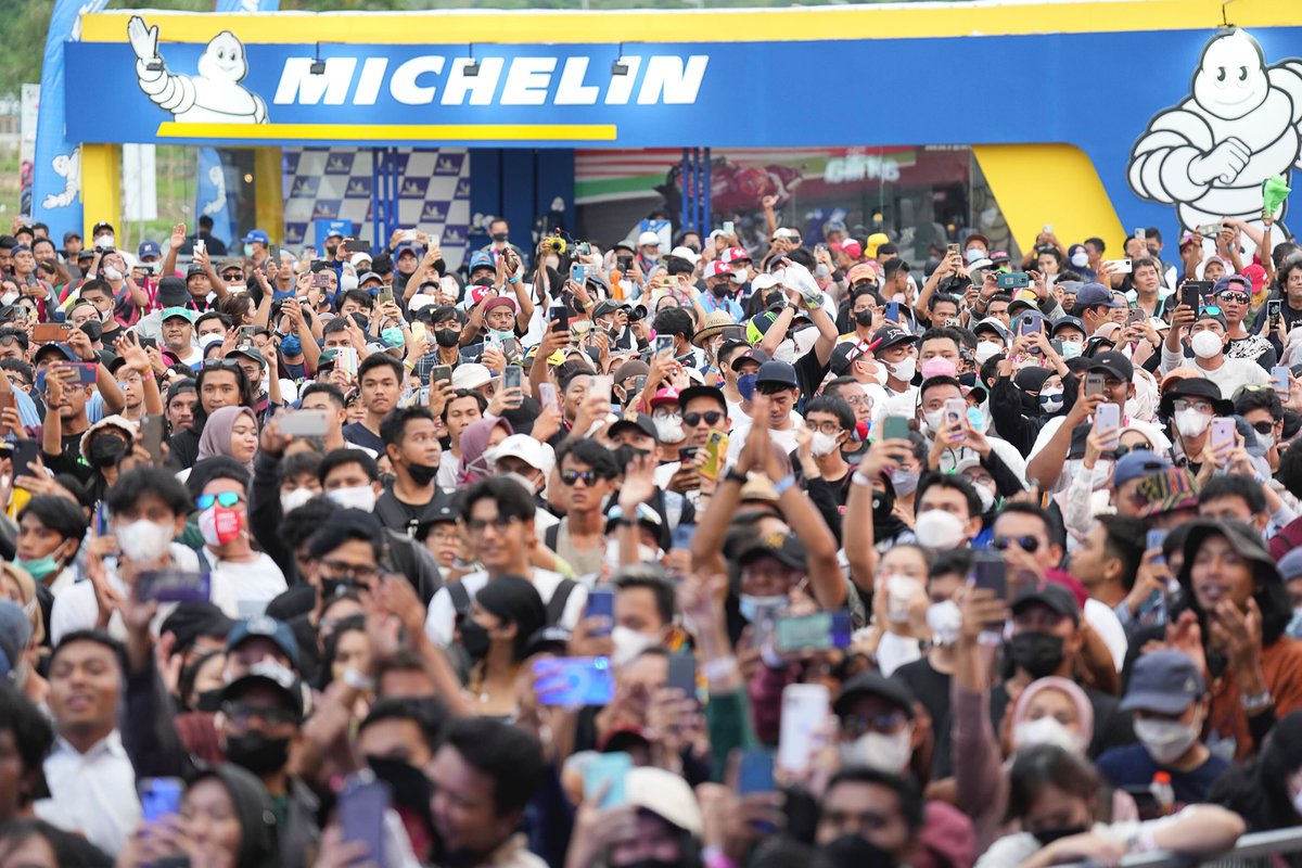 MotoGP's tweet image. Terima Kasih ❤️ 🙏 

Thank you Indonesia for making this dream possible after 25 years! 🙌

We still can't get over this wonderful weekend! 🤩 

#IndonesianGP 🇮🇩