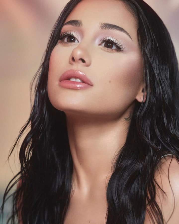 ArianaBaePosts's tweet photo. Ariana para "R.E.M Beauty chapter two: goodnight n go" https://t.co/5zKJOqjadU