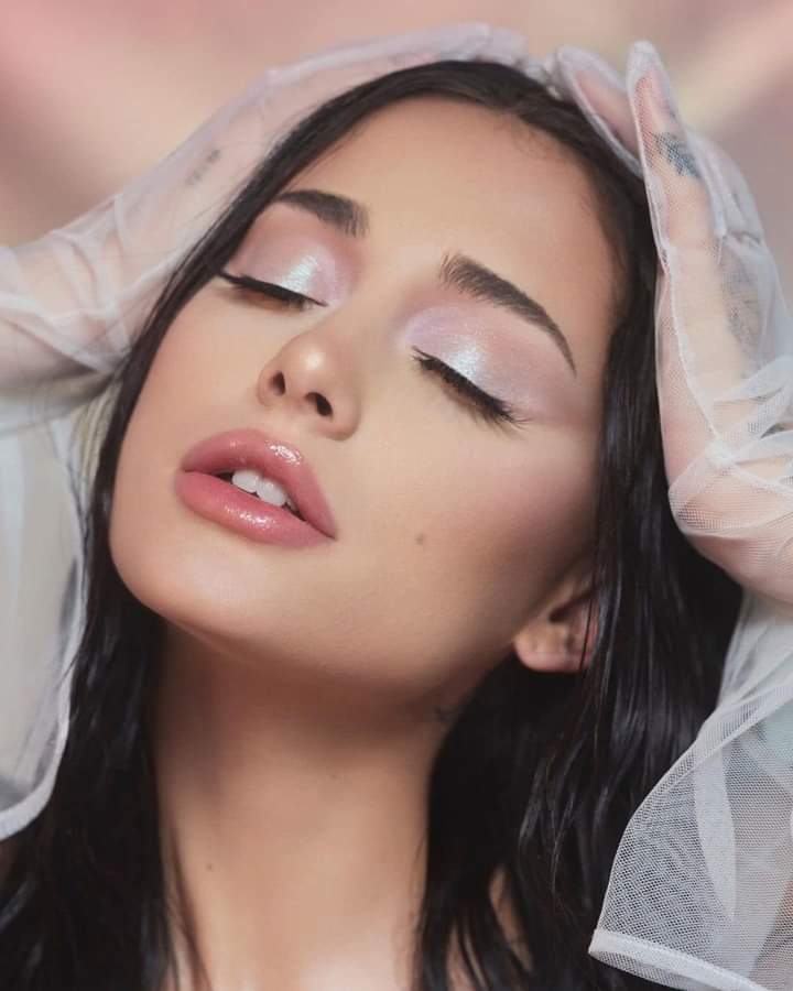 ArianaBaePosts's tweet photo. Ariana para "R.E.M Beauty chapter two: goodnight n go" https://t.co/5zKJOqjadU