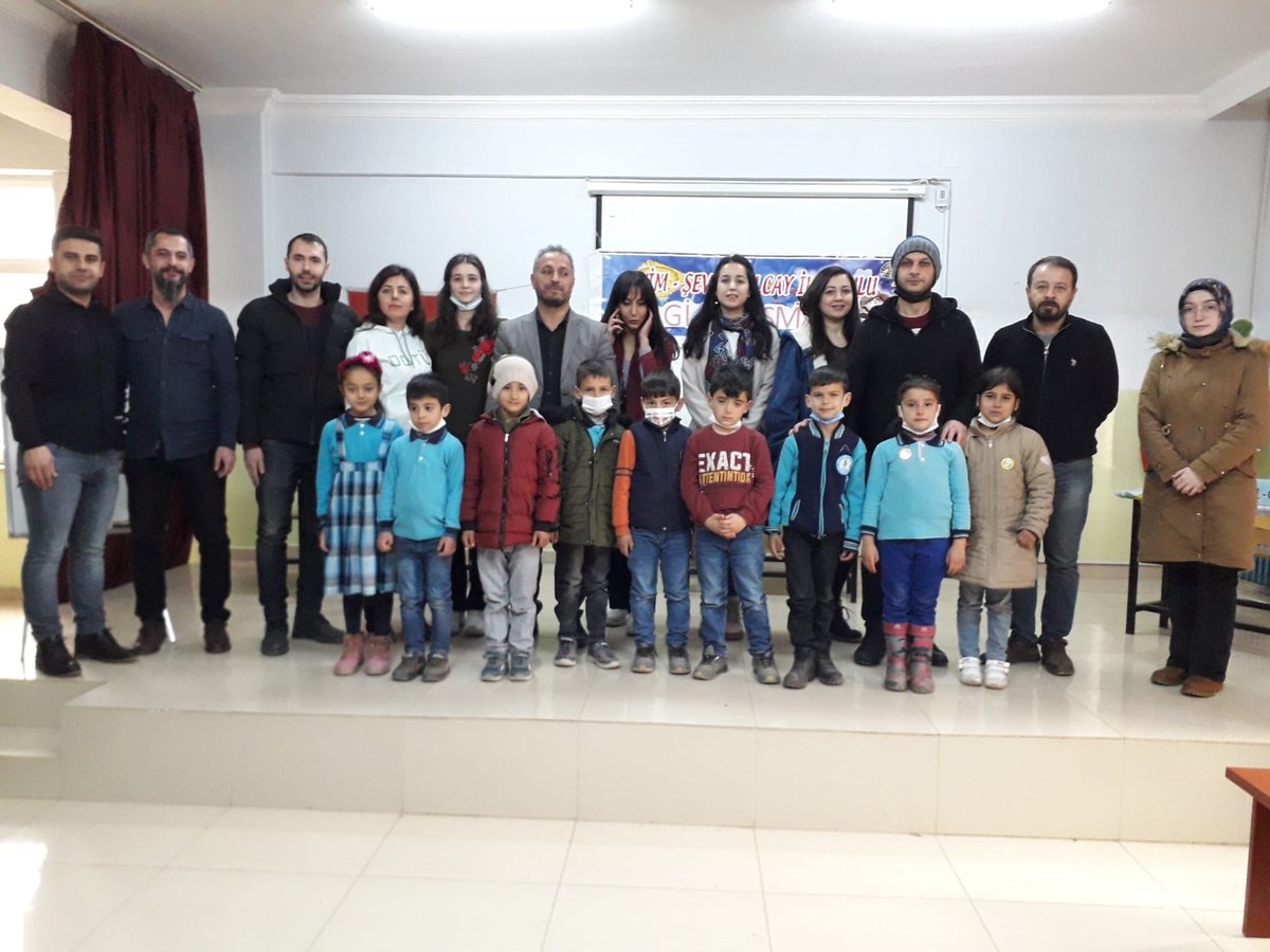 Sınıflar Arası Bilgi Yarışmamızın son gününde 1. Olan 1/B ve 2/B sınıflarını kutlarız 👏👏 Yarışmaya katılan tüm öğrencilerimizi tebrik eder, başarılarının devamını dileriz 🎈 Okulumuza renk katan bu güzel etkinlikte emeği geçen idareci ve öğretmenlerimize teşekkür ederiz.