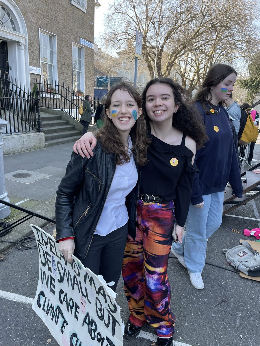 flossiebeachcl1's tweet photo. Week 172 #ClimateStrike ! Today I went to the global climate strike in Dublin. What an awesome strike today, and it was great to see so many fellow climate strikers in the same place 💚🌎 #PeopleNotProfit #GlobalClimateStrike #StandWithUkraine @GretaThunberg @SchoolStrikesIE https://t.co/7zE6mbThfO