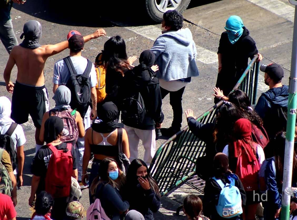 huella_digital's tweet photo. FOTOS: Una mujer lanza golpes a personas que participan en una protesta estudiantil buscando impedir que bloquearan el tránsito en la avenida Argentina de #Valparaíso. https://t.co/zmhdxkVVMY