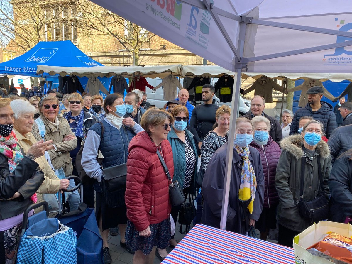 BHaesebroeck's tweet photo. Très belles animations ce matin sur notre marché avec @fbleunord et la Fédération nationale des marchés de France. De la bonne humeur, de la cuisine locale, des chalands, de bons produits, du soleil... Nous avons toute notre chance pour être élu Plus beau marché de France. https://t.co/wPDZToKlU9