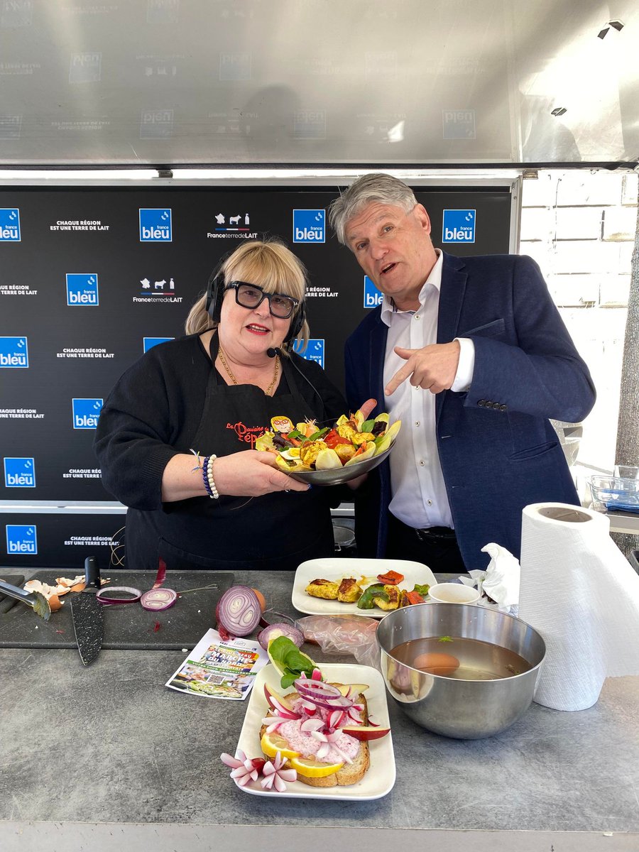 BHaesebroeck's tweet photo. Très belles animations ce matin sur notre marché avec @fbleunord et la Fédération nationale des marchés de France. De la bonne humeur, de la cuisine locale, des chalands, de bons produits, du soleil... Nous avons toute notre chance pour être élu Plus beau marché de France. https://t.co/wPDZToKlU9