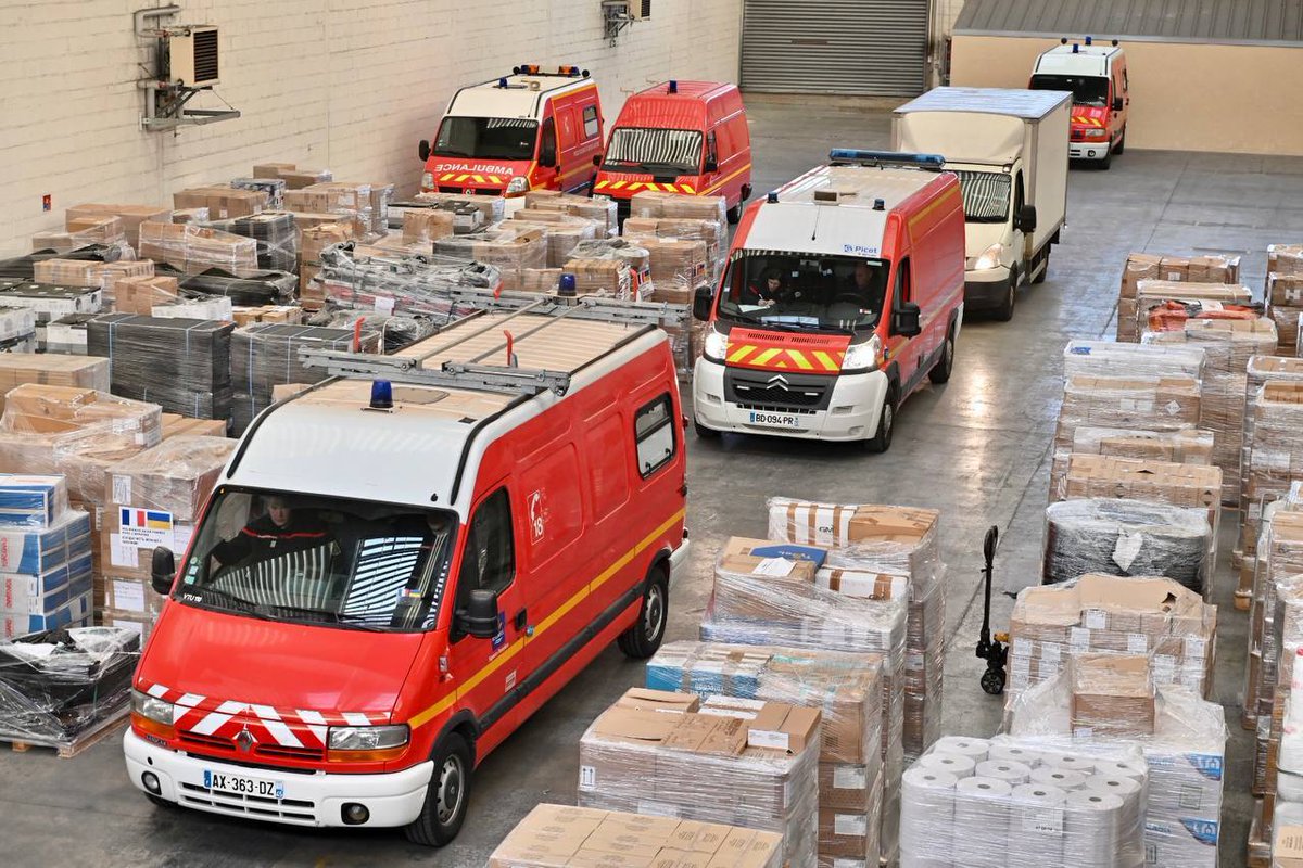 #EUSolidarity in action:large-scale delivery of aid for #Ukraine has departed from 🇫🇷. The convoy includes:

🔹 ambulances
🔹 fire engines
🔹 rescue vehicles
🔹 &amp; tonnes of emergency equipment

Coordinated via the EU Civil Protection Mechanism. 🇪🇺🤝🇺🇦

➡️ europa.eu/!NxRqk7