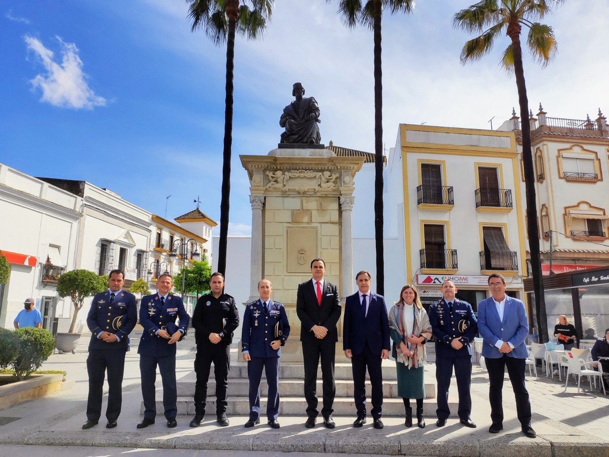 angelherrerasa3's tweet photo. @EjercitoAire.#surcando el aire ,rompiendo las barreras,en defensa nuestra,día tras día pilotan su destino.#Hoy han querido estar presentes en 1conmemoración sin precedentes el V Centenario Fallecimiento de Elio Antonio De Nebrija,padre d la Gramática Castellana.#Honor,compromiso https://t.co/wj07J3VARM
