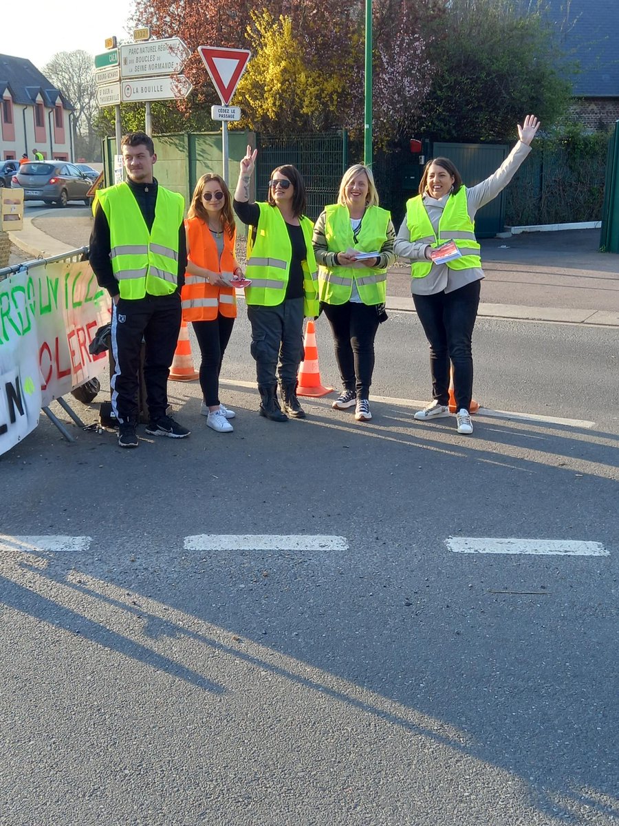piedsdansleau76's tweet photo. Merci à tous ces bénévoles formidables qui ont distribué pommes et flyers toute la journée dans la joie et la bonne humeur pour défendre des valeurs, leur #village et l'#environnement bucolique de nos #campagnes. @Prefet76 @BaladesNdie @LeseulG https://t.co/CVp7rlEZB8
