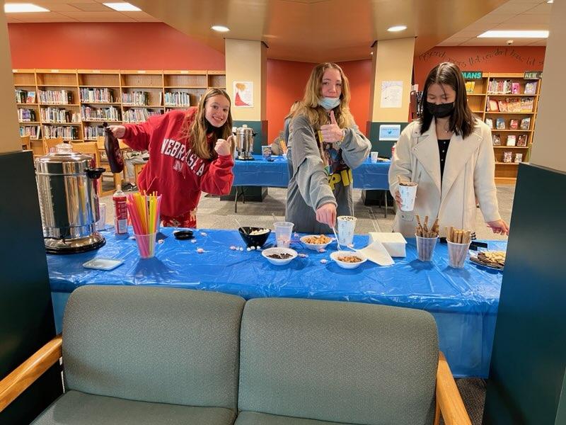 NGMSLibrary's tweet photo. @NGMSgators enjoy a hot chocolate bar to celebrate beating the staff in the Reading Smackdown! Some may have more toppings than cocoa...😬 But all for the love of reading! 📚❤️ @angiewiegers @mrschambersnkc @NKCSchools #nkclibraries #whatwedo https://t.co/XC3QVxb2JS