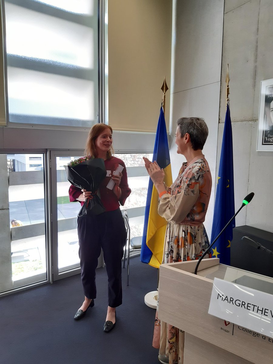 coebruges's tweet photo. During the first day of the 17th GCLC Conference in #Bruges, European Commissioner Margrethe VESTAGER awarded the #GCLC Thesis Award to EU #LAW/#ELEA alumna Rieke KAUP (Mário Soares Promotion 2020-2021). 👏👩🎓 #LLM #coe #coebruges #coleurope https://t.co/f4yEpNVfY2