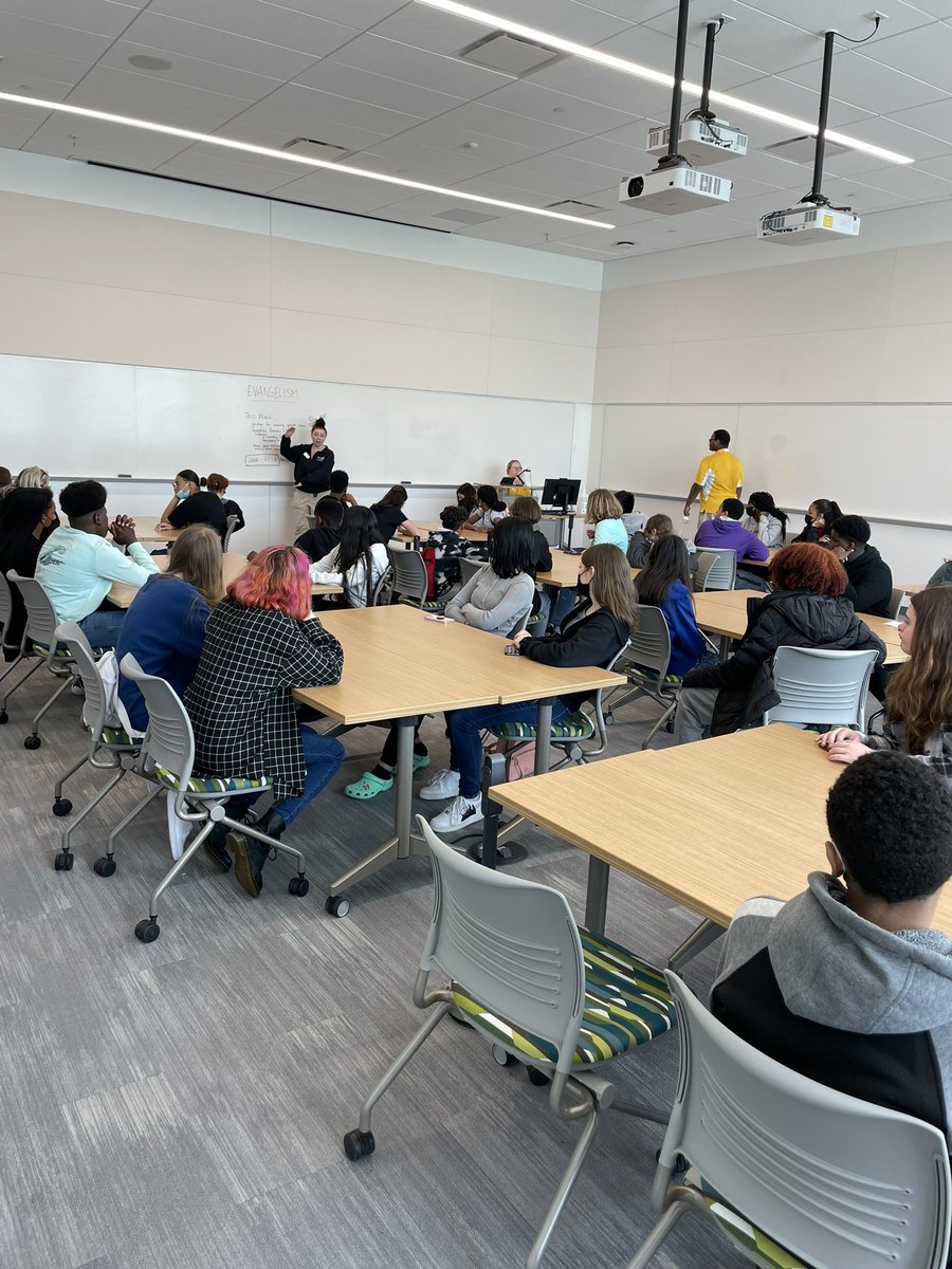 _missmacey's tweet photo. Thank you SO much @RowanUniversity  for a great day!! Our AVID kids have a full belly and a full mind of information. #goprofs #avid 🦉🐝 https://t.co/xElakc5VUI