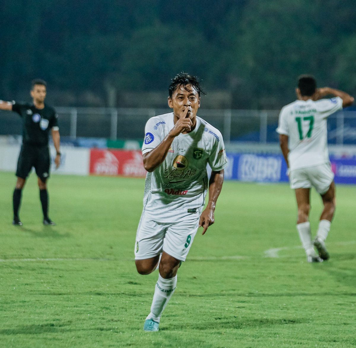 persebayaupdate's tweet photo. 🤫
🐊🦈💚
#PersebayaDay https://t.co/KaxyMLrxwB