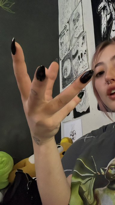 these nails make my life so much harder https://t.co/US6rrYSgIw