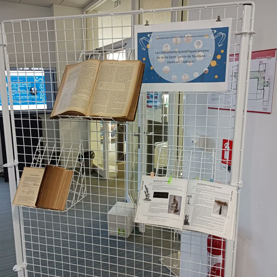 Exposition : zoom sur l'optique. Mme Perny et M. Denamiel depoussièrent les outils d'optique du lycée. Au CDI jusqu'au 8 avril