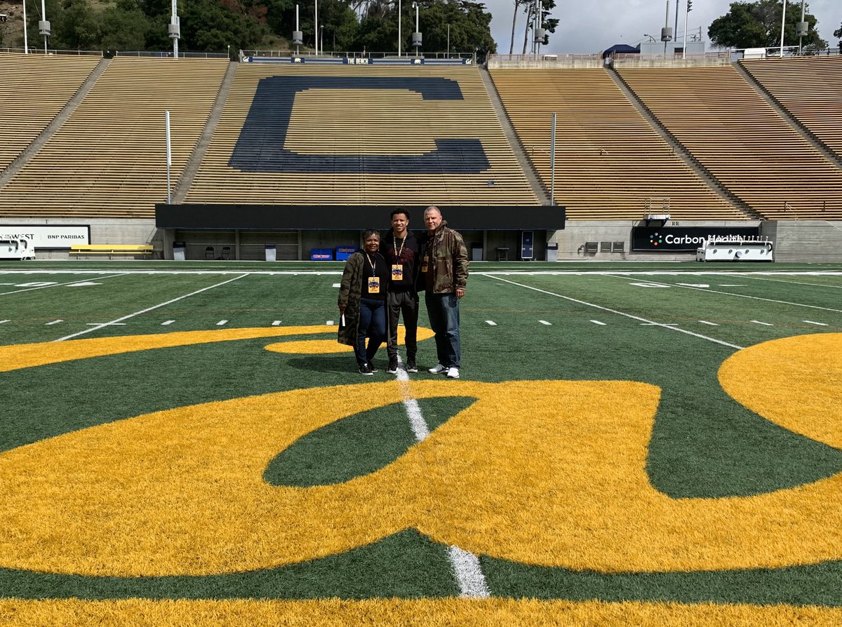 mayzejbryant's tweet photo. COMMITTED 🐻🐻💙💛 @CoachTB02 @CoachTreW @BenjiPalu_Cal @dherr11 @SFGoldenKnights @AthleticsSFHS @latsondheimer @SGVNSports @prowaytraining https://t.co/c7xq5levjZ