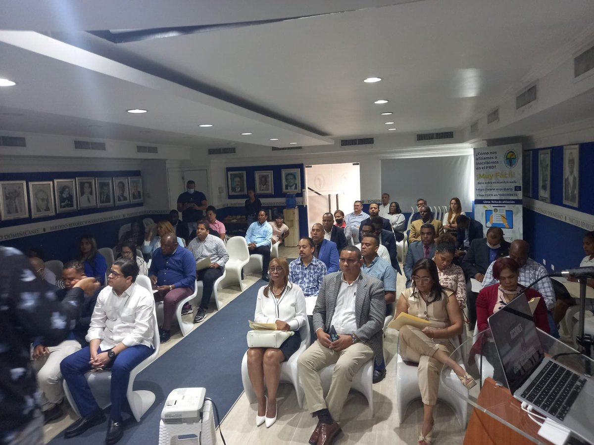 fedomusdeprd_dn's tweet photo. Taller de comunicación y estrategia política ,con los panelista 
Daniel Ivoskus argentina
Clara Villarreal-Monterrey-Mexico
Jorge Imoh-Argentina gracias a miprd https://t.co/DBuEPwKKdb