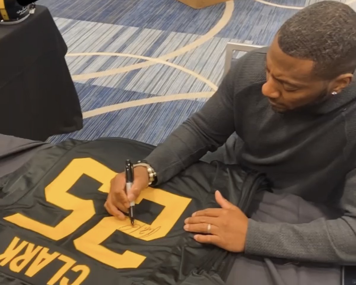Total Sports Enterprises (@totalsportsent) on Twitter photo We're going to give a <a href="/Realrclark25/">Ryan Clark</a> autographed jersey to someone who retweets this tweet and follows us!
We'll pick a winner on Monday 3/28! We're going to give a <a href="/Realrclark25/">Ryan Clark</a> autographed jersey to someone who retweets this tweet and follows us!
We'll pick a winner on Monday 3/28!