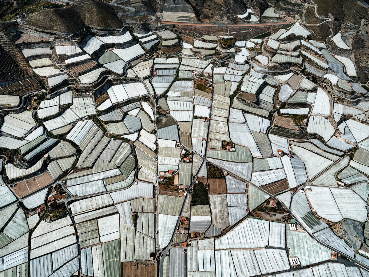 Aerial Photos Document the Expansive #Greenhouses Covering #Spain's Almería Peninsula. 

thisiscolossal.com/2022/03/tom-he…