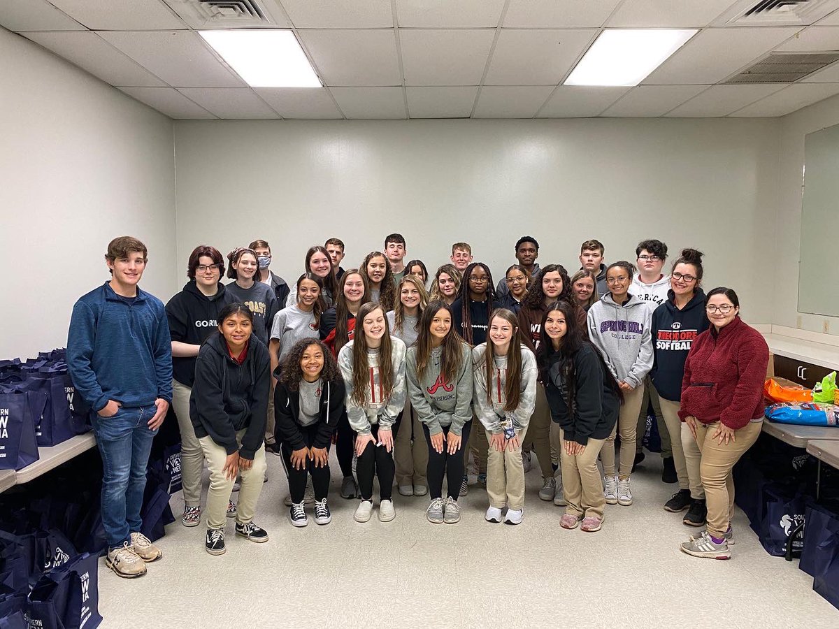 theodoreleader's tweet photo. Students from Cheer, Leadership, and JROTC volunteered at the Southwest Mobile County Chamber of Commerce today to help get ready for next week’s First Responder Appreciation Luncheon. https://t.co/FMPwaZCWA8