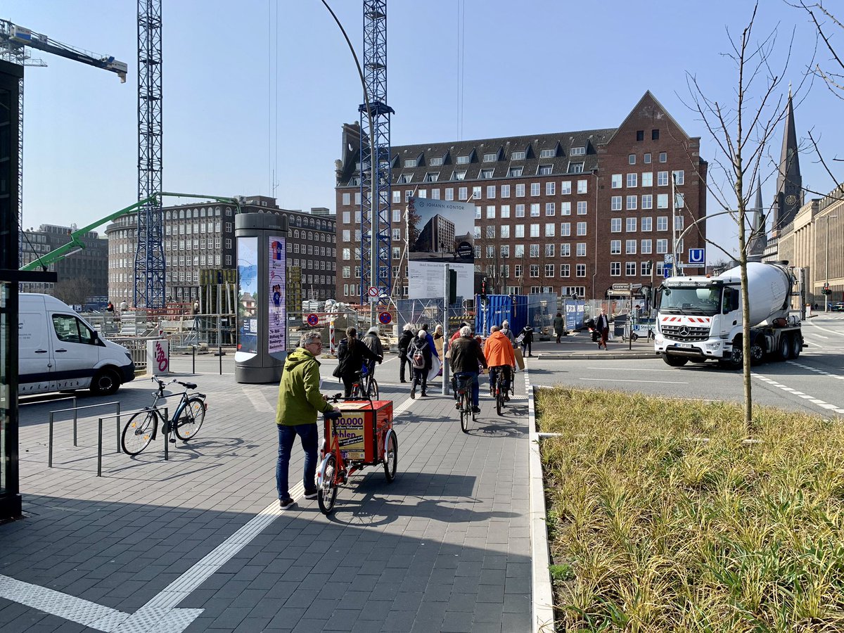 KeineProfiteBuM's tweet photo. 1/ Anlässlich des #HousingActionDay2022 haben wir gestern vor den Parteizentralen von SPD und Grünen in #Hamburg protestiert und sie an ihre Wahlversprechen erinnert, lt denen sie unsere Volksinitiative 1 gg den Ausverkauf von öff Liegenschaften längst hätten übernehmen müssen. https://t.co/OpkzCP4UYu