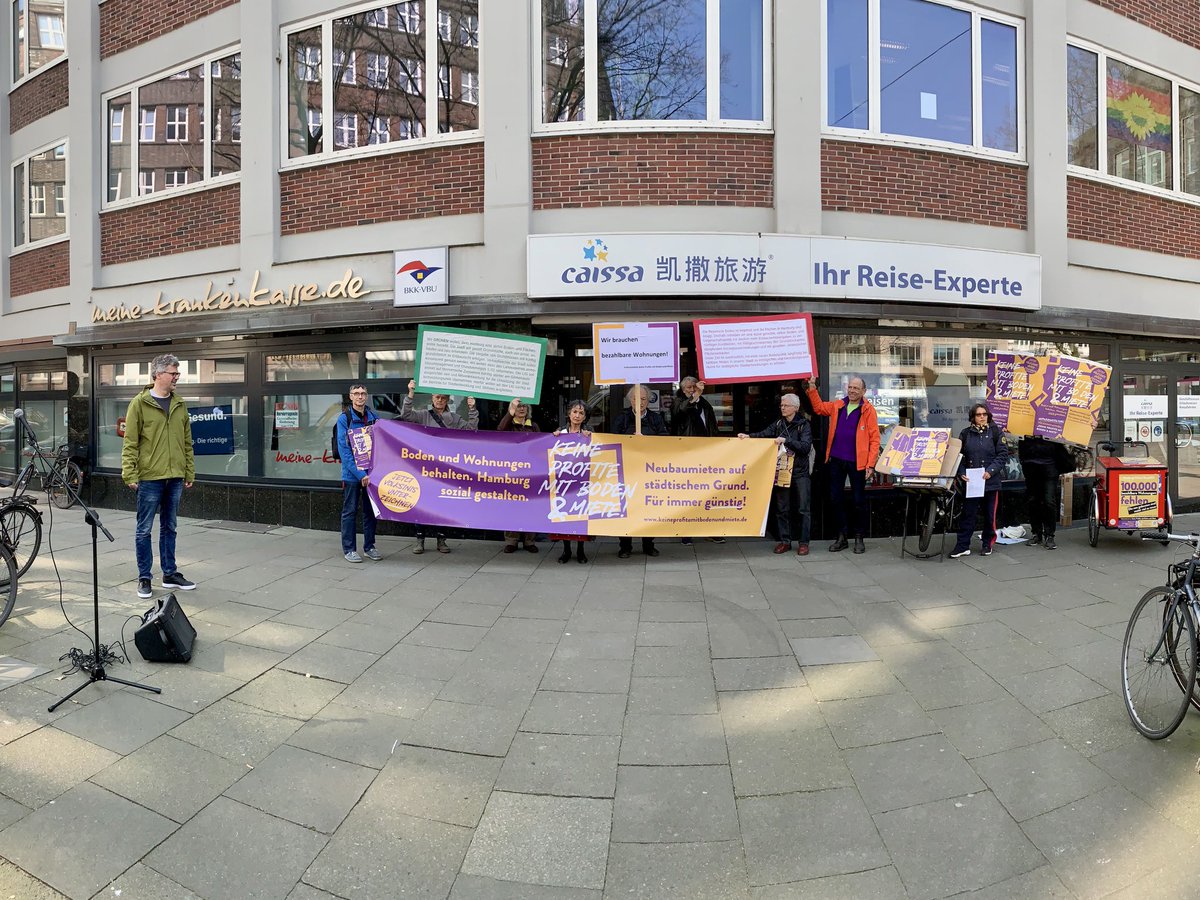 KeineProfiteBuM's tweet photo. 1/ Anlässlich des #HousingActionDay2022 haben wir gestern vor den Parteizentralen von SPD und Grünen in #Hamburg protestiert und sie an ihre Wahlversprechen erinnert, lt denen sie unsere Volksinitiative 1 gg den Ausverkauf von öff Liegenschaften längst hätten übernehmen müssen. https://t.co/OpkzCP4UYu