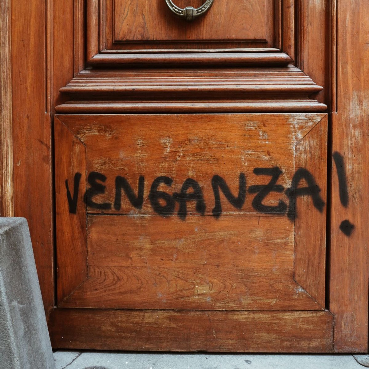 emmaferrario's tweet photo. La otra cara del microcentro porteño después de cada manifestación. Daños y vandalización de edificios que nada tienen que ver con defender ideales. No podemos normalizarlo. Expresémonos con libertad y alcemos nuestras banderas sin arruinar lo que tanto esfuerzo costó conseguir. https://t.co/K9sFZV3bM5