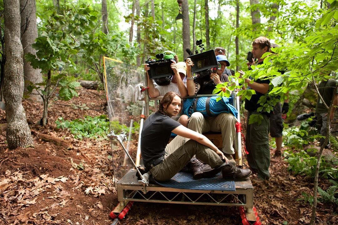 SASMOVIESTUDIO's tweet image. Happy 10 year anniversary to #TheHungerGames! We were so lucky to have been able to work on this film, so to celebrate here is a behind-the-scenes look on set with co-director Gary Ross and stars #JenniferLawrence and #JoshHutcherson! 

#sasmovies #sasmoviestudio