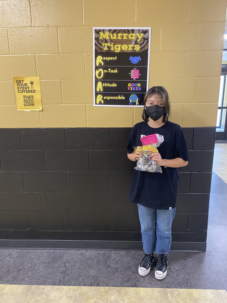 TonyJarvis_MHS's tweet photo. We celebrated our Tiger ROAR reward winners for this week and last.  Great job nominees and to these winners!  Rocking the prizes!  👊🏻 @Tyry202 @emilyjgooch #MurraySchools. #TigersRoaringBack https://t.co/cRGKuVawmU