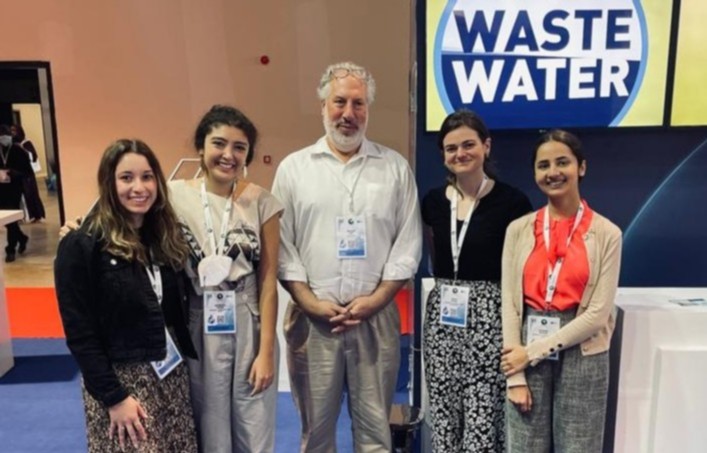 Joel Kolker, <a href="/TheGwsp/">GWSP</a> Program Manager, meeting with students from University of Pennsylvania at the World Bank booth during @WaterForum9  #Dakar2022  #Senegal.

#WWF9 <a href="/WaterCenterPenn/">The Water Center At Penn</a> <a href="/Penn/">Penn</a> <a href="/TikkiTalks/">Amisha Shahra</a>