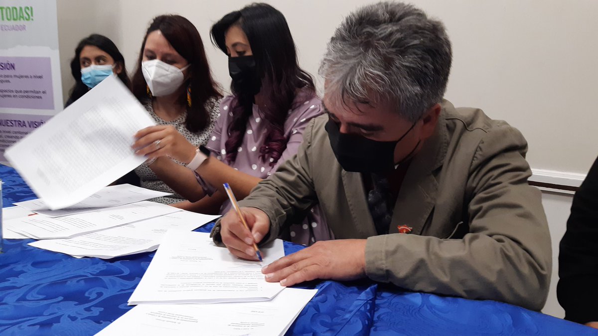 FundacionEsquel's tweet photo. En el marco de la @SpotlightAmLat  se desarrolló rueda de prensa por el cierre del proyecto "Socio Transportistas" con el fin de firmar una carta compromiso de intervención en casos de violencia en unidades de transporte de la Coop. Javier Loyola #SOFAMI #Killa #PAQARINA #Azogues https://t.co/5NfEjJhH3Q