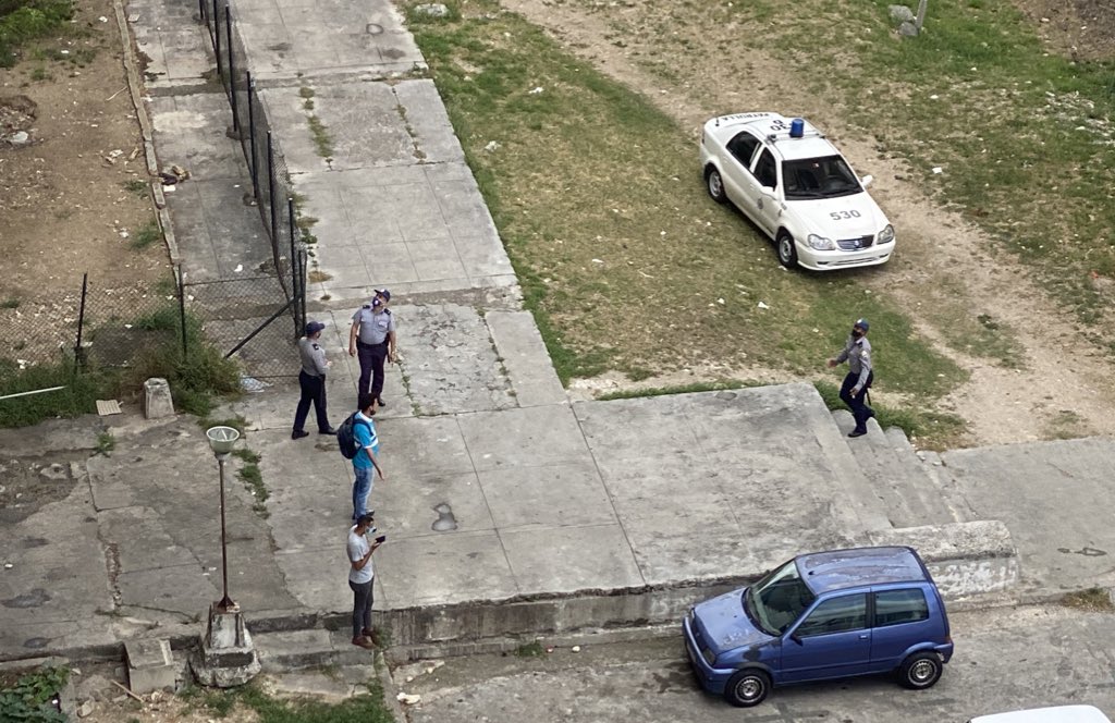 Luz_Cuba's tweet photo. Denuncio fuerte acoso de la policía y la Seguridad del Estado en el día de hoy #25demarzo Hay un oficial vestido de civil en el lobby con una uniformada del Minint, un policía en el piso 5 y tres en los bajos del edificio, parados al lado de una patrulla. #InformarNoEsDelito https://t.co/yhr3d4Ktm1