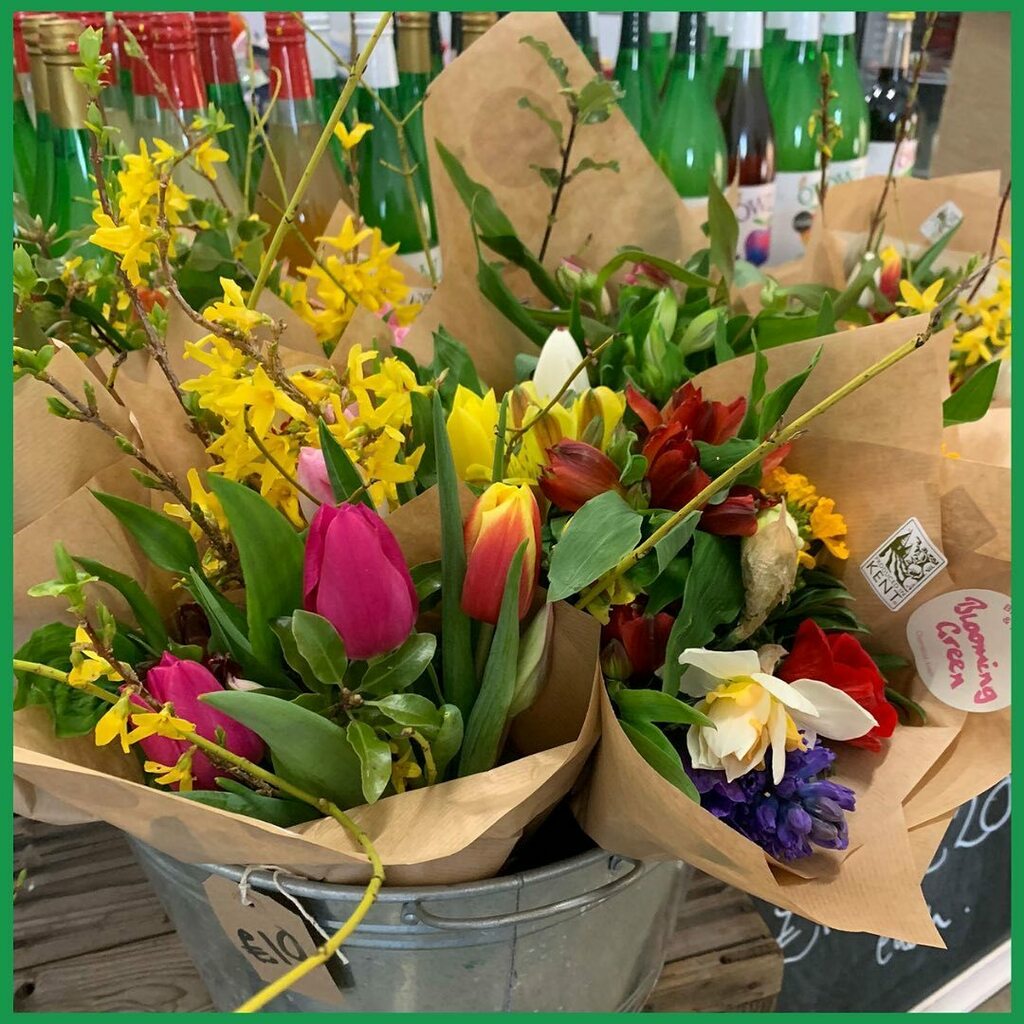 Beautiful flowers for Mother's Day from @bloominggreen in our farmshop (@loddingtonfarmshop) - open all day tomorrow 💐

#mothersday #mothersdaygift #kentflorist #kentflowers #organicflowers #kent #maidstone