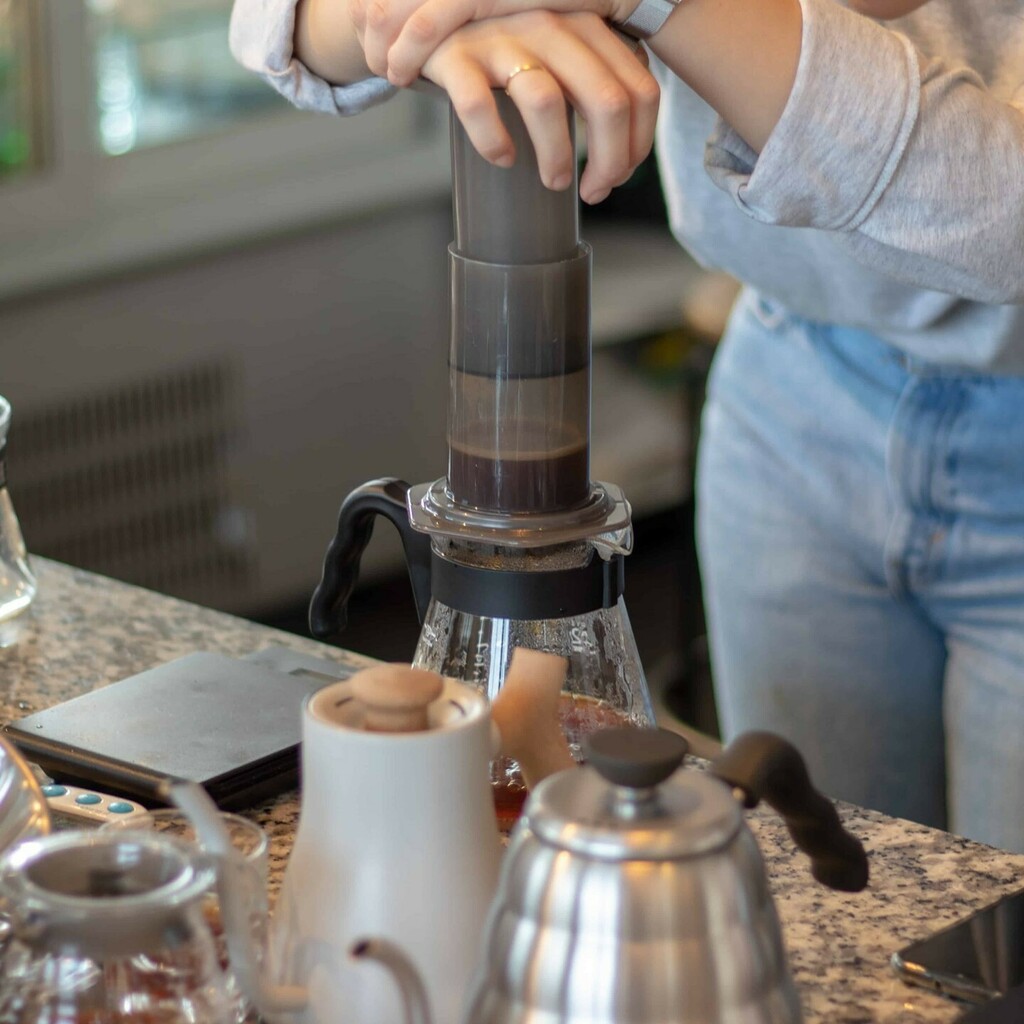 You'll be hard-PRESSED to find fresher or tastier Aeropress-brewed coffee than the gold at @rocanini! 

There's no shortage of lively taste profiles among their house-roasted coffees, all of which the Aeropress method highlights brilliantly. 

Get in on the im-PRESS-ive Aero…