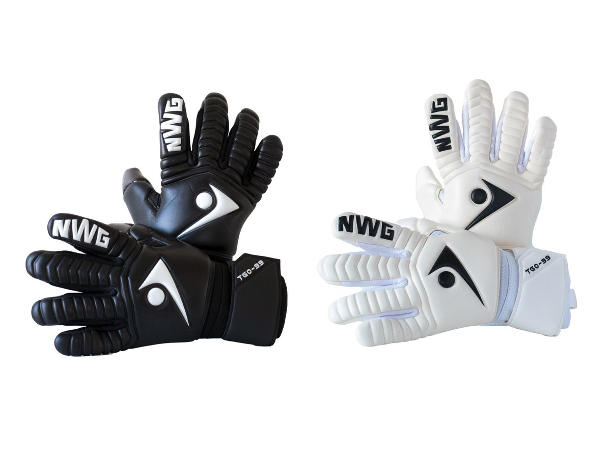 PREMIÄR FÖR TGO-99!

Nu är äntligen dags för att presentera min tredje målvaktshandske. I år växlar vi upp med två färgkombinationer i samma modell. Om du vill komma direkt till handskarna klicka på länkarna nedan:

Vita: malvaktens.se/nwg/nwg-nc-tgo… 
Svarta: malvaktens.se/nwg/nwg-nc-tgo…